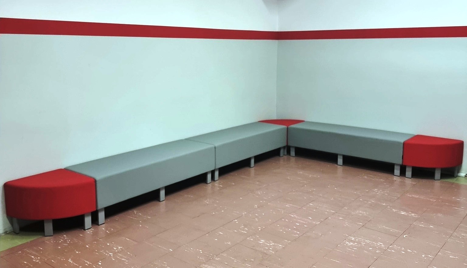 pufy siedziska na korytarz w szkole pod ścianę